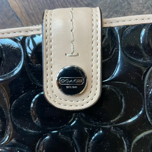 🖤Coach Patent Leather Black and Tan Wallet🖤 - Picture 3 of 7